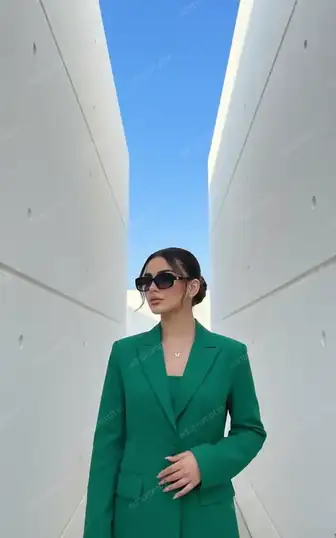 portrait ai photo prompt — Urban Minimalist Chic Portrait AI Photo Prompt for Girls